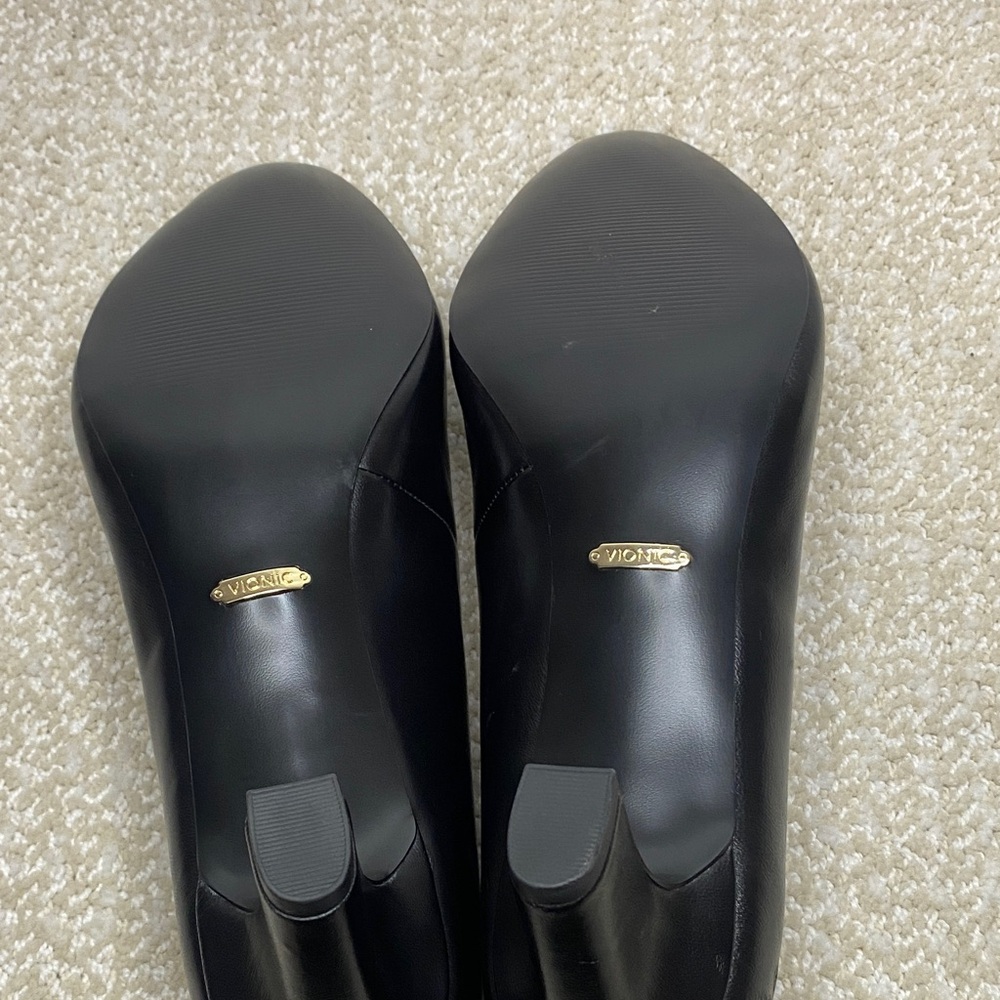 Vionic Black Pumps - image 7